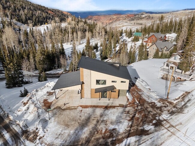 Building Photo - 220 Circle Dr