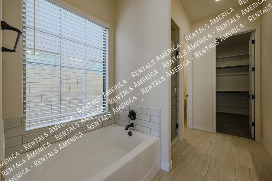 Building Photo - 2322 W Sierra Vista Dr