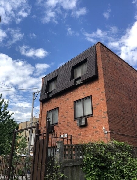 Building Photo - 6163 N Leavitt St