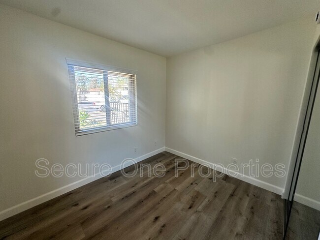 Building Photo - 2869 Instone Ct