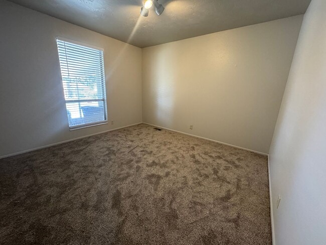 Building Photo - Beautiful Sandy duplex for rent!