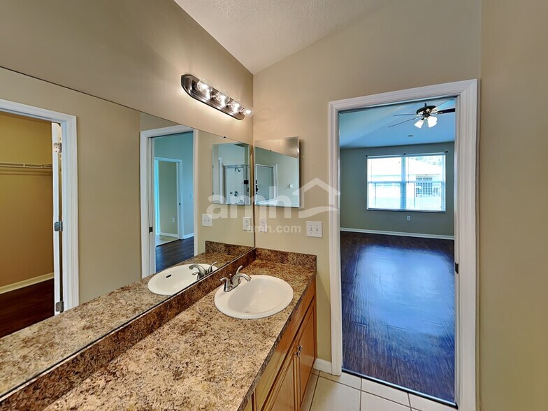 Building Photo - 15505 Martinmeadow Dr