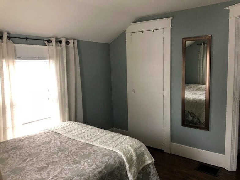 Bedroom 2 with closet - 955 Gotham Street