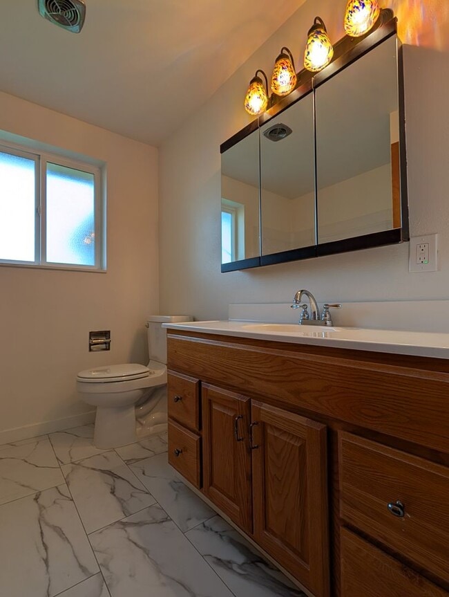 Building Photo - Charming 3 bed/1 bath with large yard and great patio space!