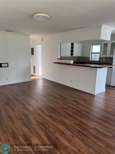 Building Photo - 520 NE 58th St