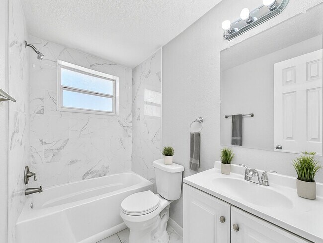 Building Photo - Fully Renovated 3-Bed, 2-Bath Home with Ga...