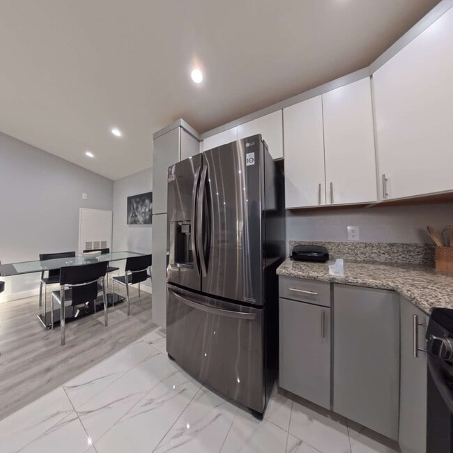 Building Photo - Highly Remodeled | 2nd Floor | Vaulted Ceilings