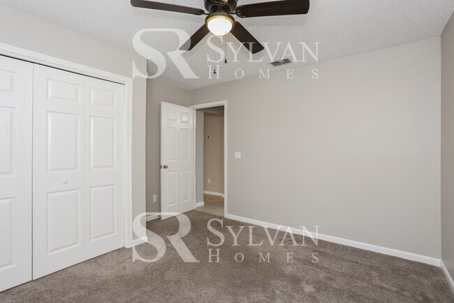 Building Photo - Feel welcome and comfortable in this charm...