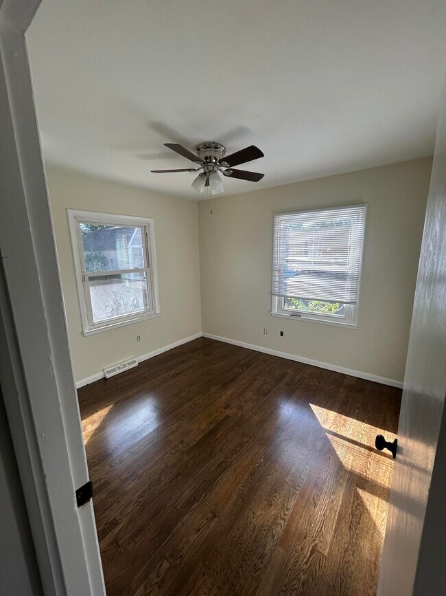 Building Photo - 2209 Jasmine Dr