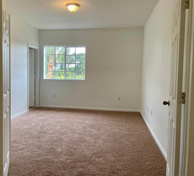 Building Photo - 5155 SE Mariner Garden Cir