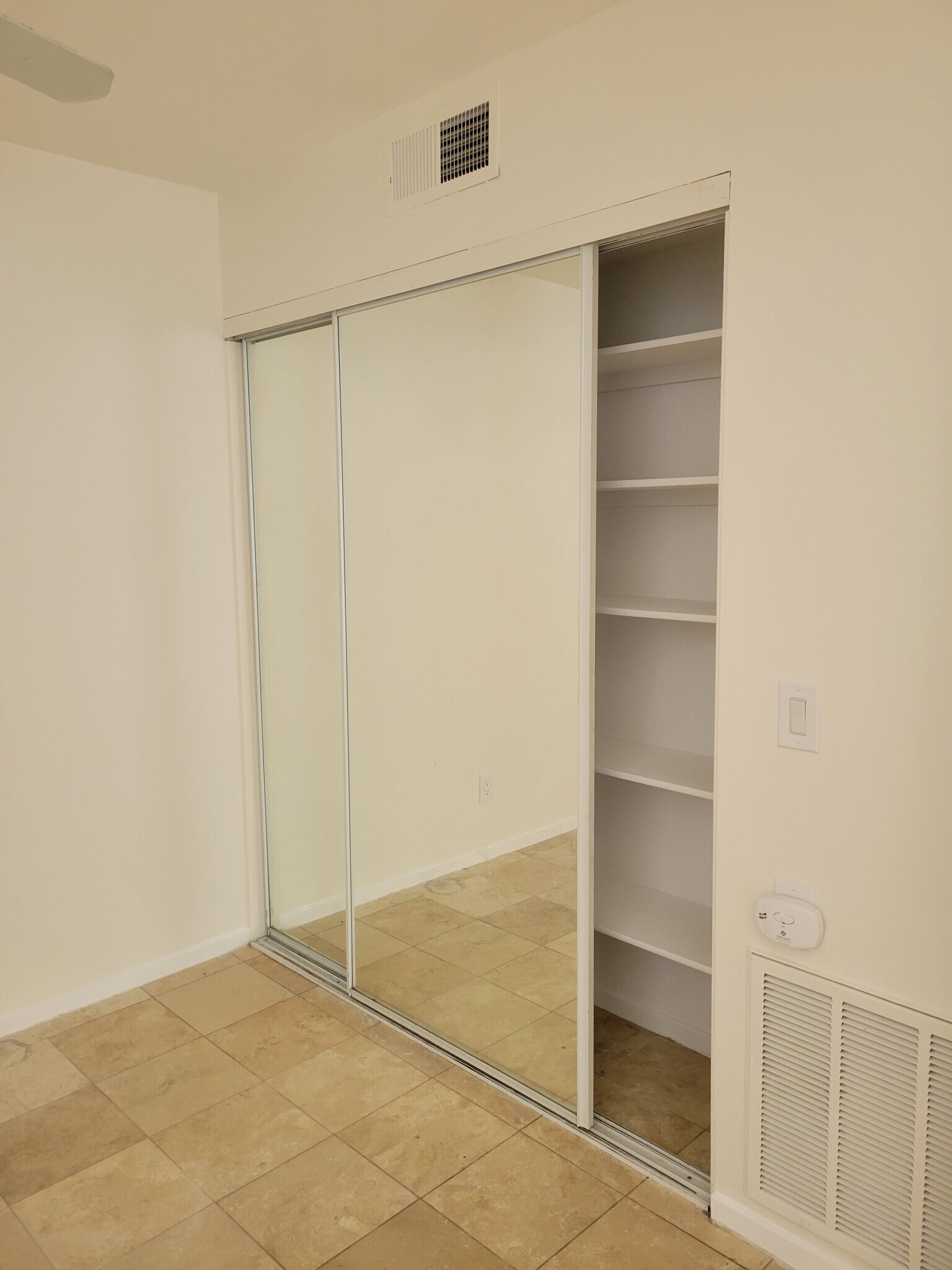Double pantry - 27240 Luther Dr