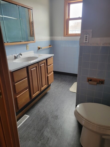 Full bathroom - upstairs with tub and shower - 2705 White St