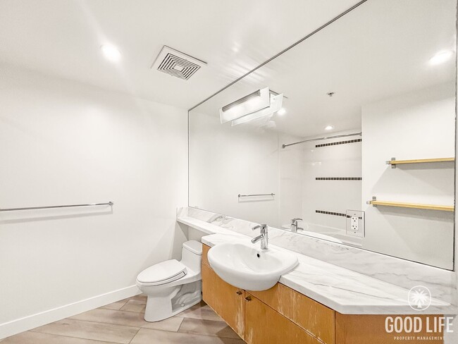 Building Photo - Stunning 2BD/2BA Condo in Downtown W/ W/D,...