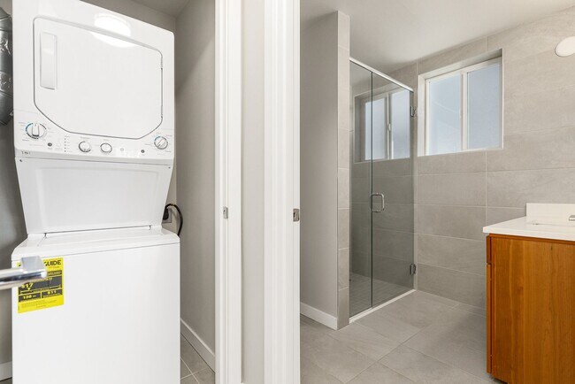 Building Photo - Gorgeous Studio in SW Seattle