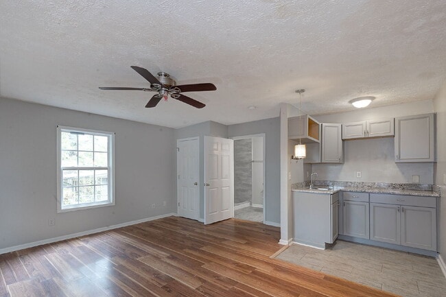 Building Photo - 4527 Fairview Dr