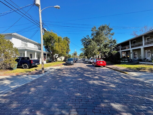 Building Photo - Available 06/15/2026! 2 BR/1 BA Downtown Apartment! Walk Everywhere!