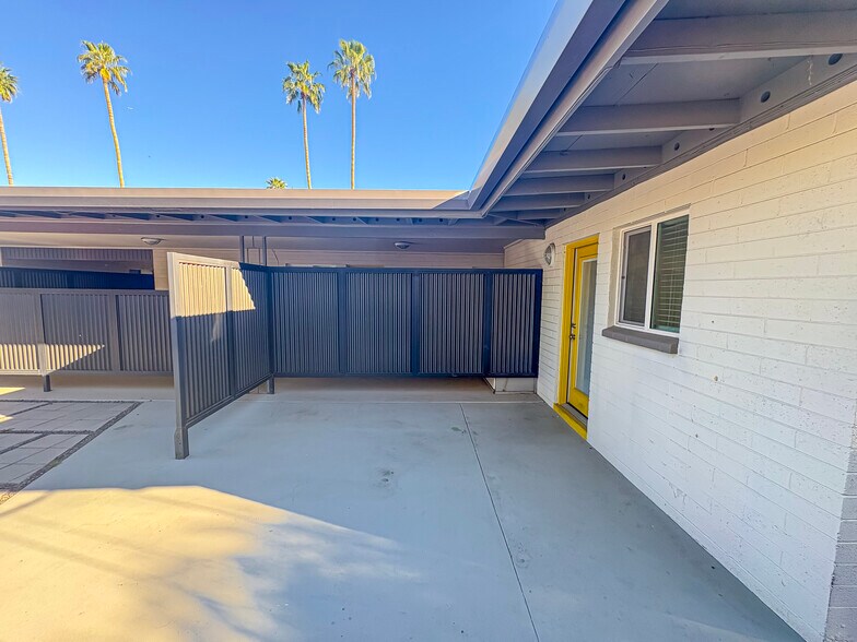 Building Photo - 2737 E Glenrosa Ave