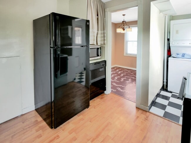 Building Photo - 2 Bed and 1 Bath Charming Single-Family Ho...