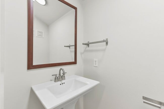 Building Photo - Luxury & Location: Spacious Home Minutes f...