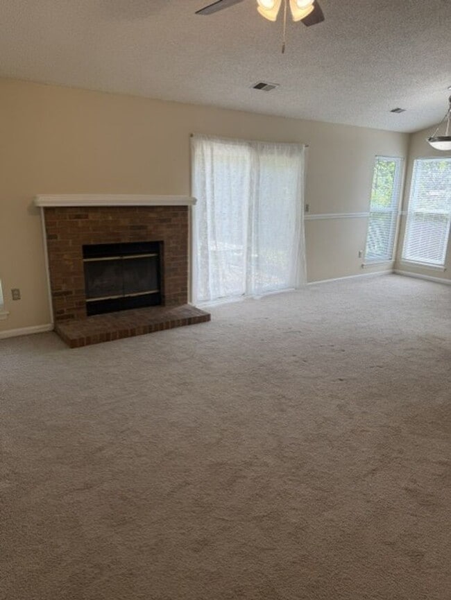 Building Photo - Ranch Home with 3BR/2BA