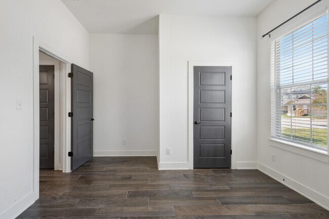 Building Photo - 534 Rigsby Ave