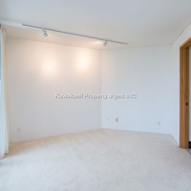 Building Photo - WAIKIKI LANDMARK...A GEM IN FINE LIVING......