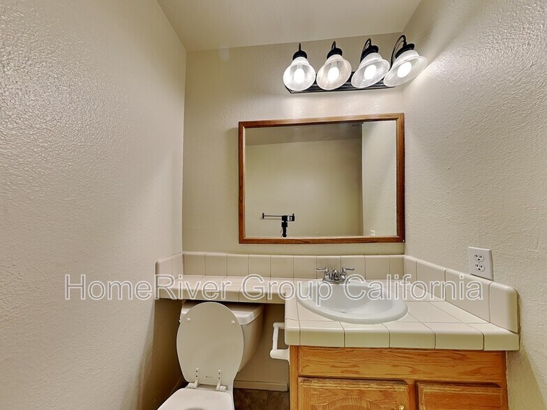 Building Photo - 9127 Newhall Dr