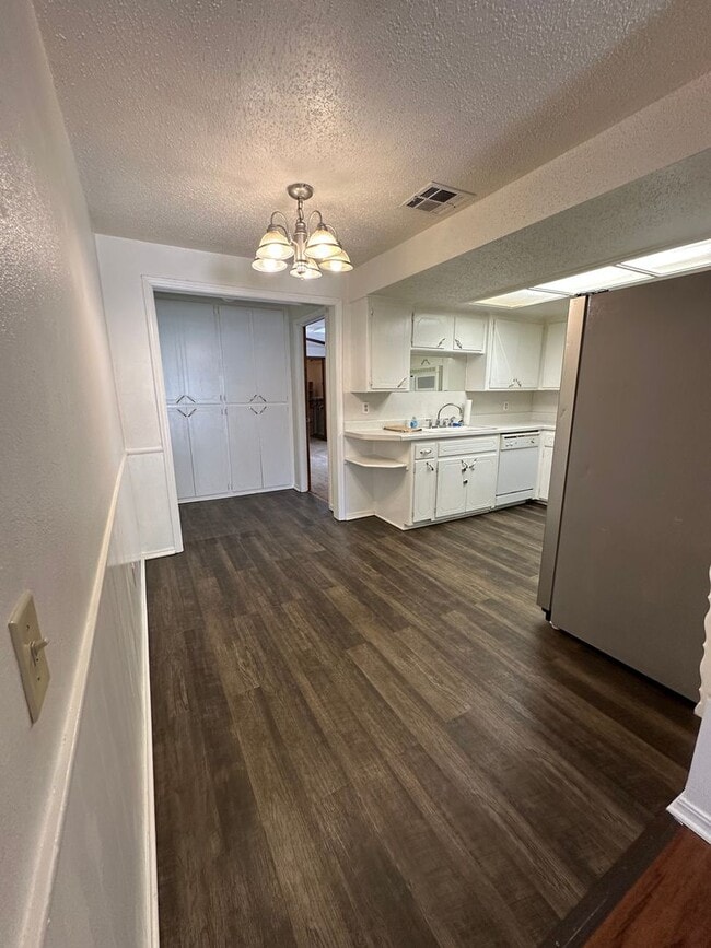 Building Photo - 4 Bed, 2 Bath house w/1 car garage