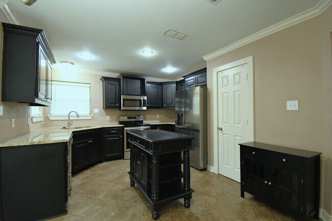 Building Photo - Lovely 4 Bedroom 2 Bath in Flint!