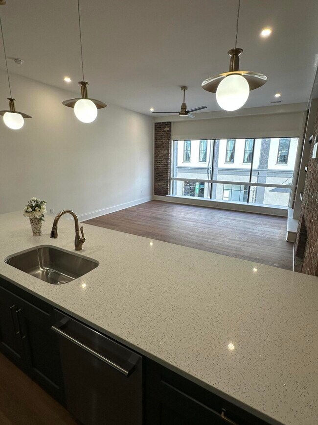 Building Photo - 307 W Main St