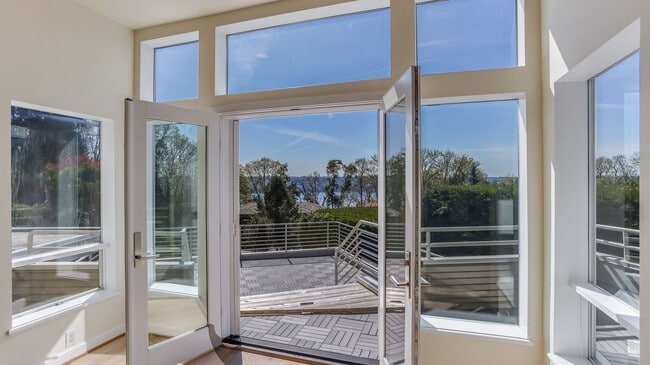 Building Photo - 5bd/5ba Mercer Island Home