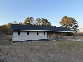 Building Photo - Renovated countryside 4 bedroom 2 bathroom ranch on 2 acres! Must see!
