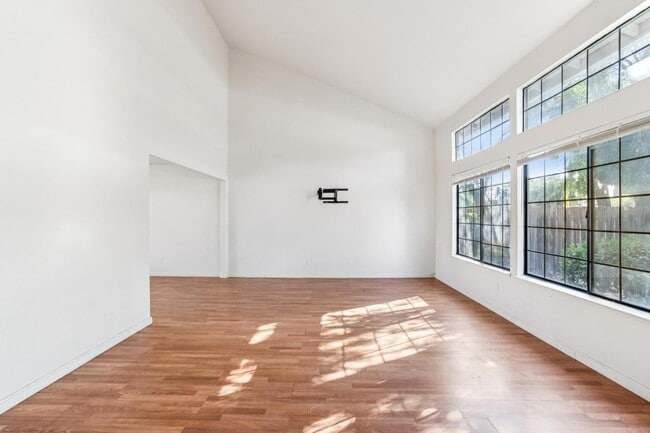 Building Photo - 2410 Lincoln Blvd