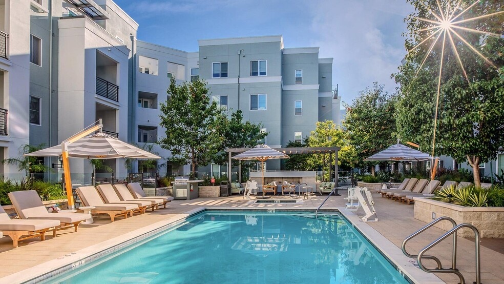 Building Photo - The Lark