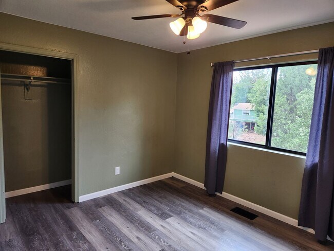 Building Photo - 93 S Rainbow Dr