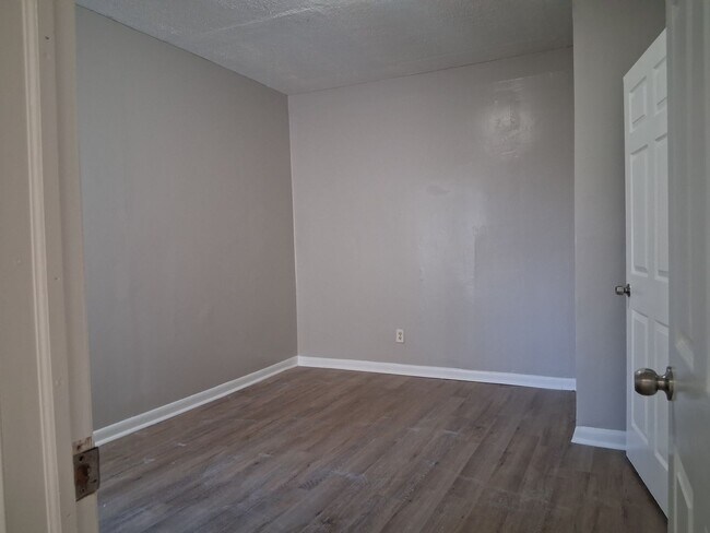 Building Photo - 530 Columbia Ave