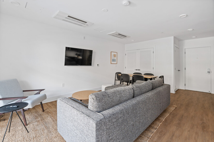 Building Photo - District (Furnished Rooms)