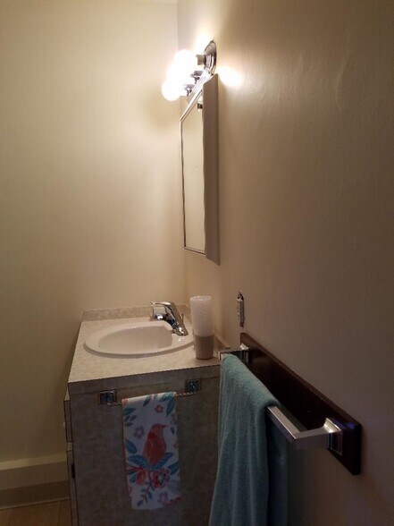 Bath sink - 18 Jay Rd E