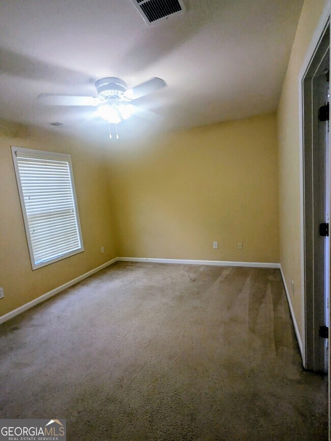 Building Photo - 137 Village Green Cir