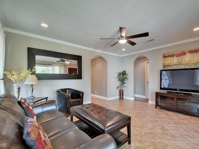 Building Photo - 610 W North Loop Blvd