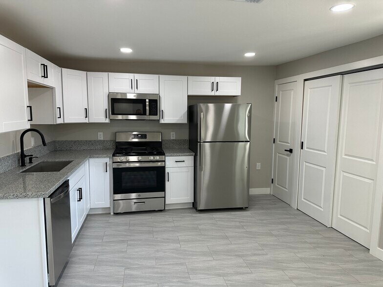 Brand new kitchen w/pantry and laundry closet to the right - 1331 W Speedway Blvd