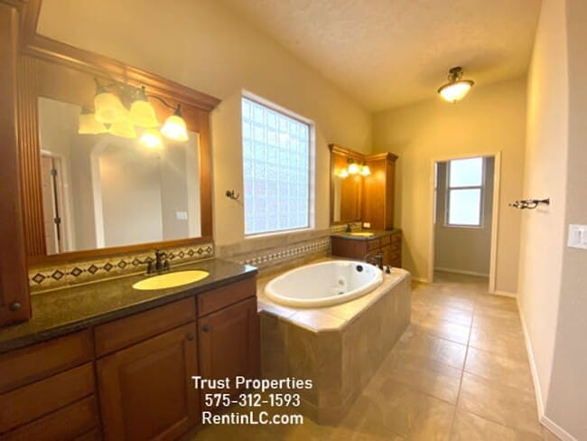Building Photo - Stunning 4/4 in Sonoma Ranch