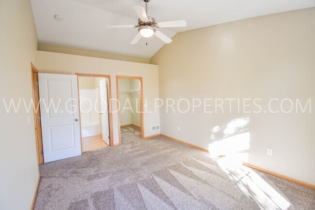 Building Photo - 2 Bedroom, 2 1/2 Bath Townhome in Urbandale!
