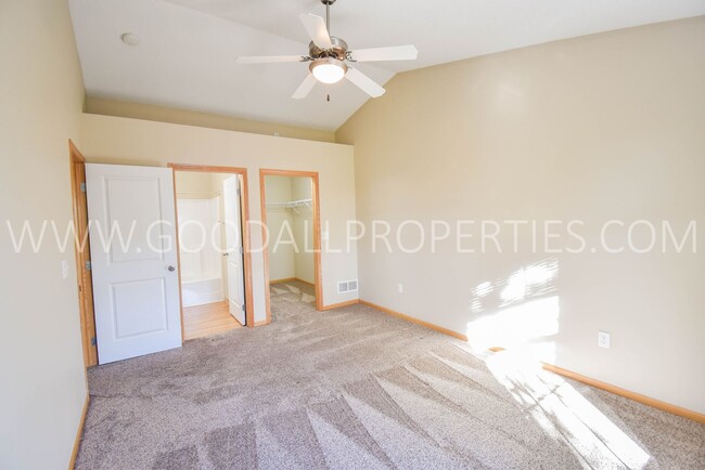 Building Photo - 2 Bedroom, 2 1/2 Bath Townhome in Urbandale with attached Garage!!!