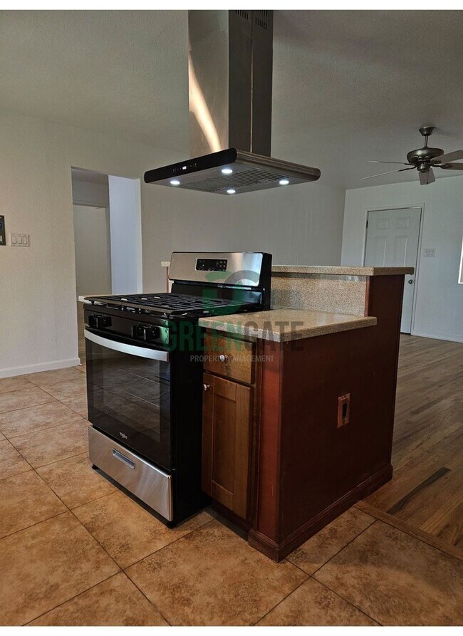 Building Photo - AVAILABLE NOW!! 3 Bedroom 2 Bath Home in Tracy!