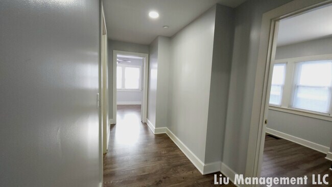 Building Photo - 1029 N Holmes Ave