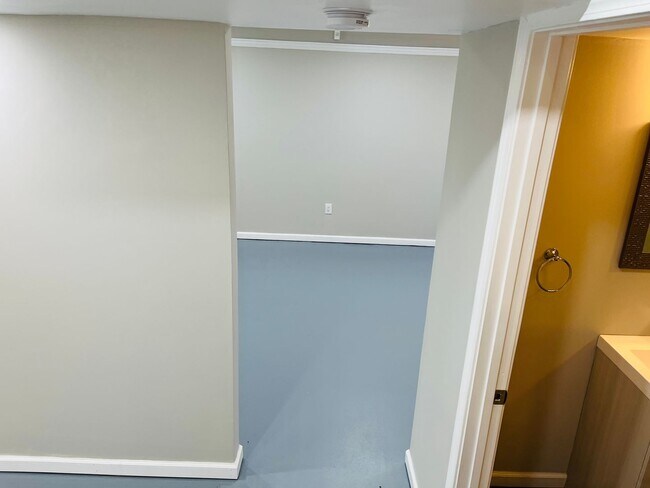 Building Photo - Beautiful 3 bedroom, 3 bathroom with large...