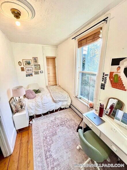 Building Photo - 44 Delle Ave