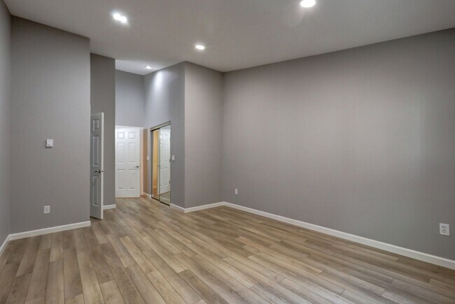 Building Photo - Spacious 2bd + DEN, 1.75ba Condo available in the heart of Issaquah!