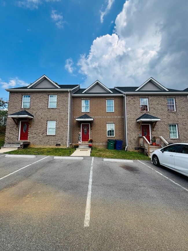 Building Photo - 3 Bedroom, 2.5 Bath Townhouse